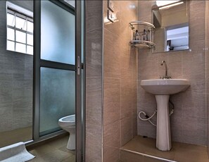 Regadera, amenidades de baño gratuitas, toallas, jabón 