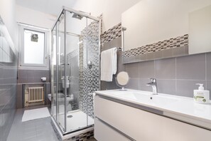 Shower, hair dryer, bidet, towels - AT THE HOME OF PABLO COMO (Como)