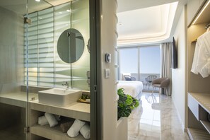 Douche, douche hydromassante, articles de toilette gratuits