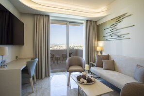 Signature Suite (Athens View) | Vardagsrum | 65-tums platt-tv med satellitkanaler och tv
