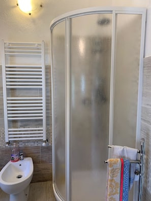 Apartment, 2 Schlafzimmer | Badezimmer | Dusche, Regendusche, kostenlose Toilettenartikel, Bidet