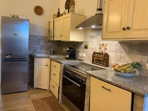 Full-sized fridge, oven, stovetop, espresso maker - FANTASTICO BUDONI TAUNANELLA (Budoni)