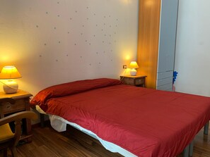 Trang trí khác biệt, trang bị nội thất với thiết kế riêng biệt, bàn 