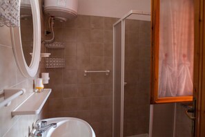 Apartment, 2 Bedrooms | Bathroom | Shower, rainfall showerhead, free toiletries, bidet - FANTASTICO SAN TEODORO FS-AH01 (San Teodoro)