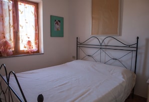 Apartamento, 2 quartos | 2 quartos, individualmente decorados, individualmente mobiliados