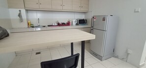 ثلاجة، ميكروويف، غلّاية كهربائية، مستلزمات طهي/أطباق/أوعية