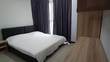 3 bedrooms, iron/ironing board, WiFi, bed sheets