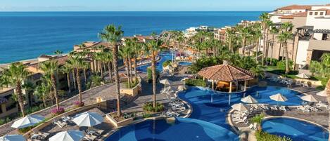 Utendørsbasseng og et oppvarmet basseng