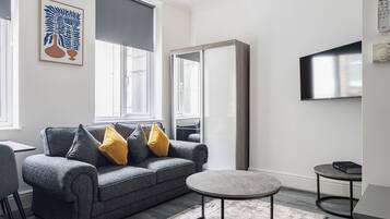 Traditional Apartment, 1 Bedroom | Living area | 39-inch flat-screen TV with cable channels, TV