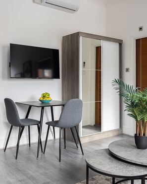 In-room dining - Edgware Road Apartments (London)