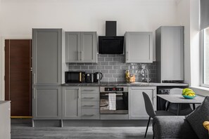 Private kitchen - Edgware Road Apartments (London)
