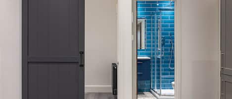 Standard Apartment, 1 Bedroom | Bathroom | Shower, free toiletries, hair dryer, towels