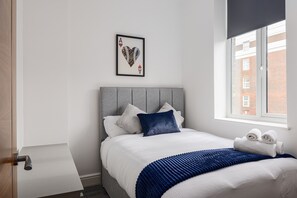 Blackout curtains, iron/ironing board, free cots/infant beds, free WiFi - Edgware Road Apartments (London)