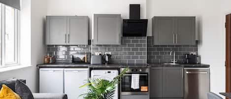 Refrigerador con freezer, microondas, horno, placa de cocina