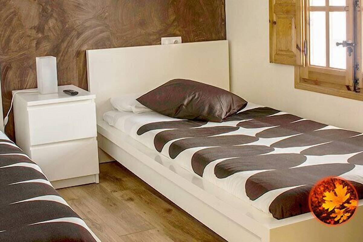Twin Room (Otoño) | Free cribs/infant beds, bed sheets