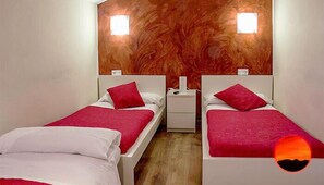 Double Room (Atardecer) | Free cribs/infant beds, bed sheets