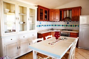 Villa, 2 Schlafzimmer | Essbereich im Zimmer