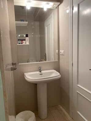 Sadesuihkupää, ilmaiset hygieniatuotteet, pyyhkeet