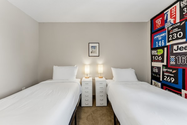 Bedroom 2: 2 single Beds 