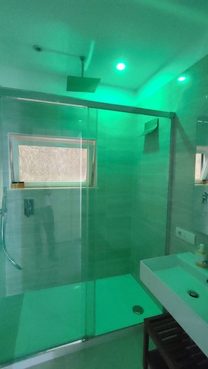 Combined shower/bathtub, hair dryer, bidet, towels - Villa with a spectacular view, in a peaceful location, very romantic, (Positano)