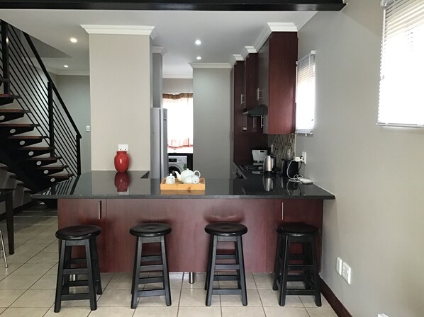 Mikrowelle, Geschirrspüler, Kochgeschirr/Geschirr/Besteck