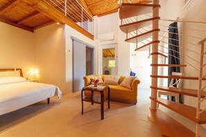 2 Schlafzimmer, Schreibtisch, Bügeleisen/Bügelbrett, Reisekinderbett