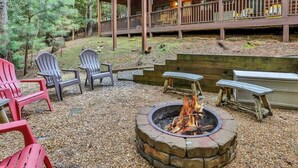 A cabin with a fire pit, outdoor seating, and a deck overlooking a forested area. - ​​​​​​​Jagged Owl by Mountain Oasis | Dog-Friendly Cabin in Coosawattee River Resort (Ellijay)