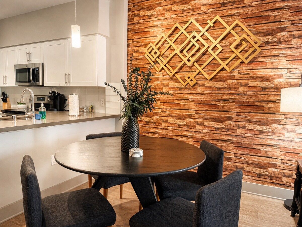 Dining area beside the kitchen with a round table