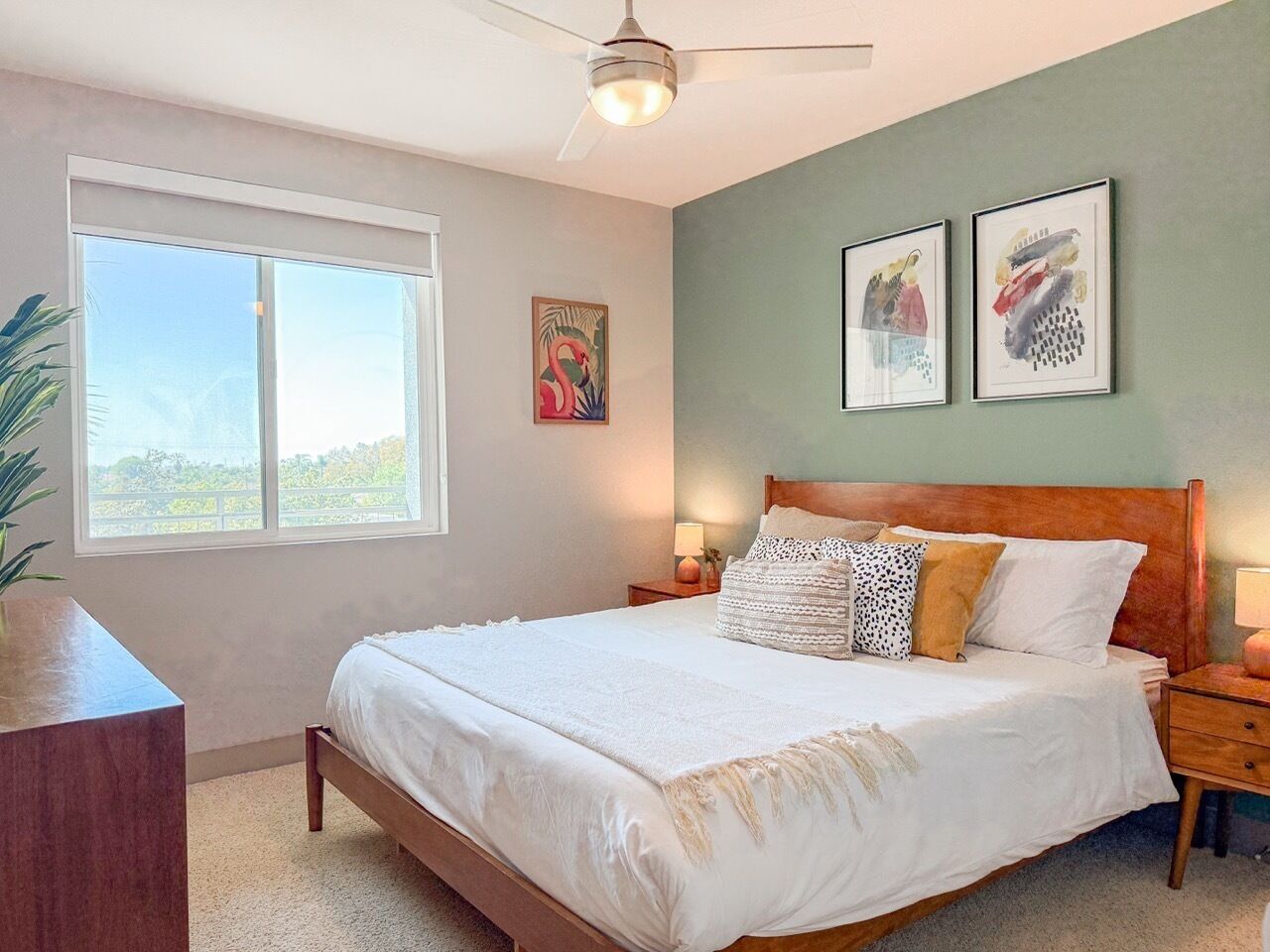 1 間睡房、書桌、熨斗/熨衫板、可攜式嬰兒床