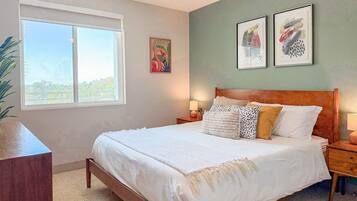 1 dormitorio, escritorio, tabla de planchar con plancha y cuna de viaje