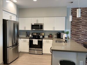 Refrigerador, microondas, horno, placa de cocina