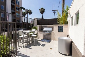 Outdoor dining - Resort-Style Condo 3 Miles to Disney (Fullerton)