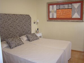 Individually decorated, individually furnished, soundproofing - Hotel Escua (Archidona)