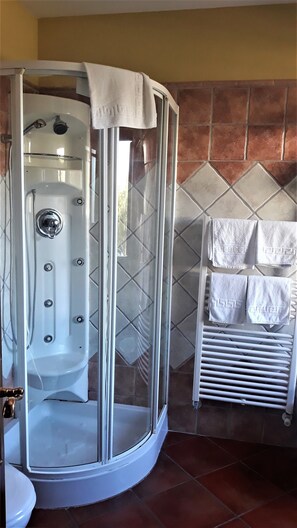 Quadruple Room | Bathroom shower - Hotel Escua (Archidona)