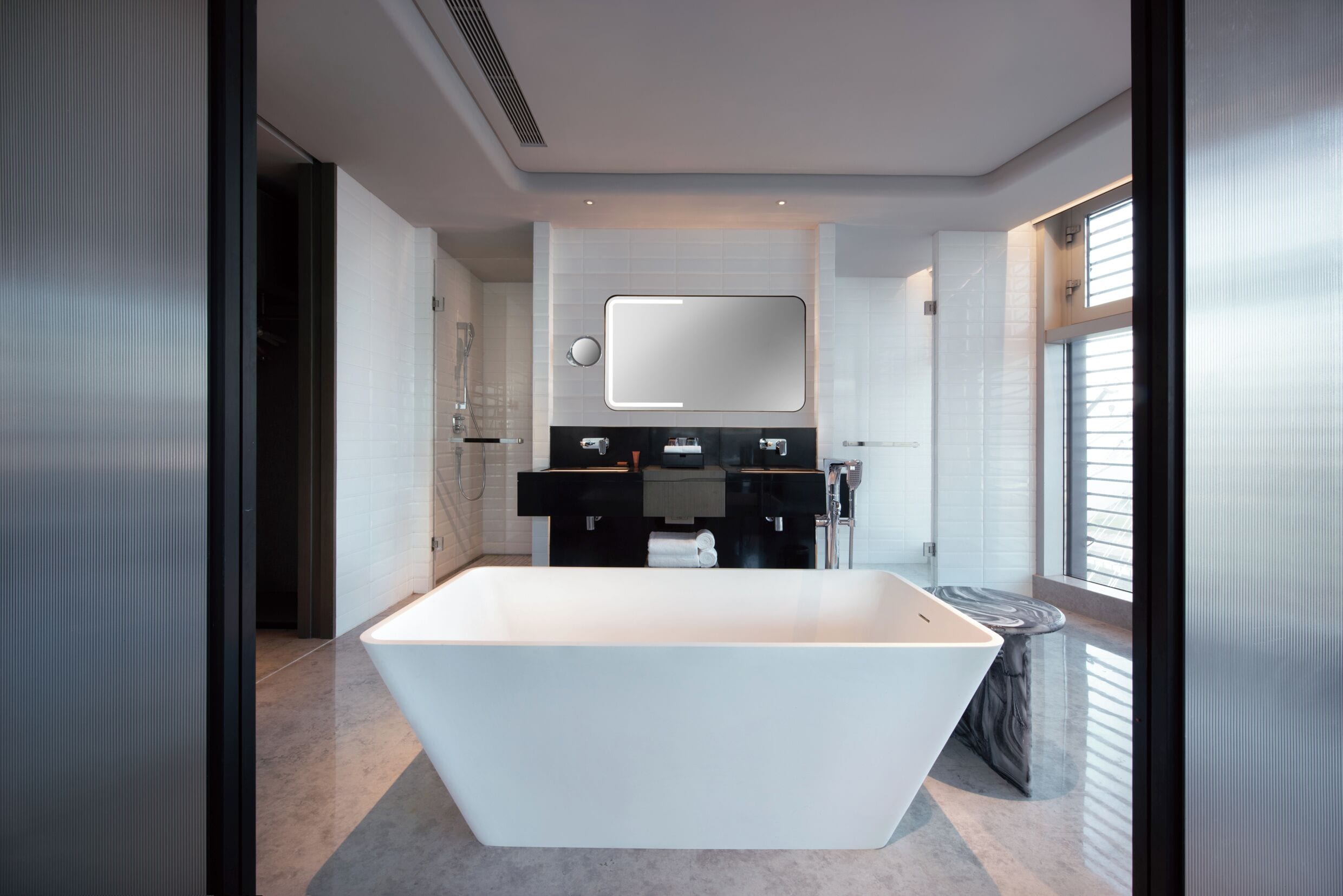 Chuveiro com efeito de chuva, produtos de toalete de grife