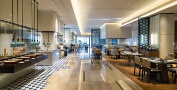 2 restaurantes; se sirven desayunos, almuerzos y cocina internacional 