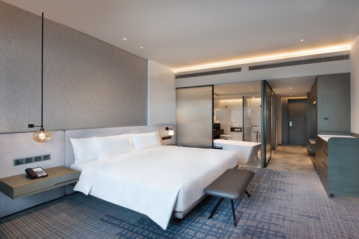 Standard Room, 1 King Bed | Premium bedding, down duvets, pillow-top beds, minibar