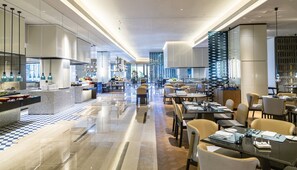 Daily buffet breakfast (CNY 188 per person)