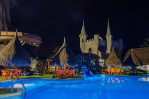 2 outdoor pools