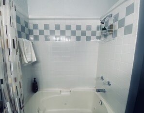 Duschwanne, Haartrockner, Handtücher, Shampoo