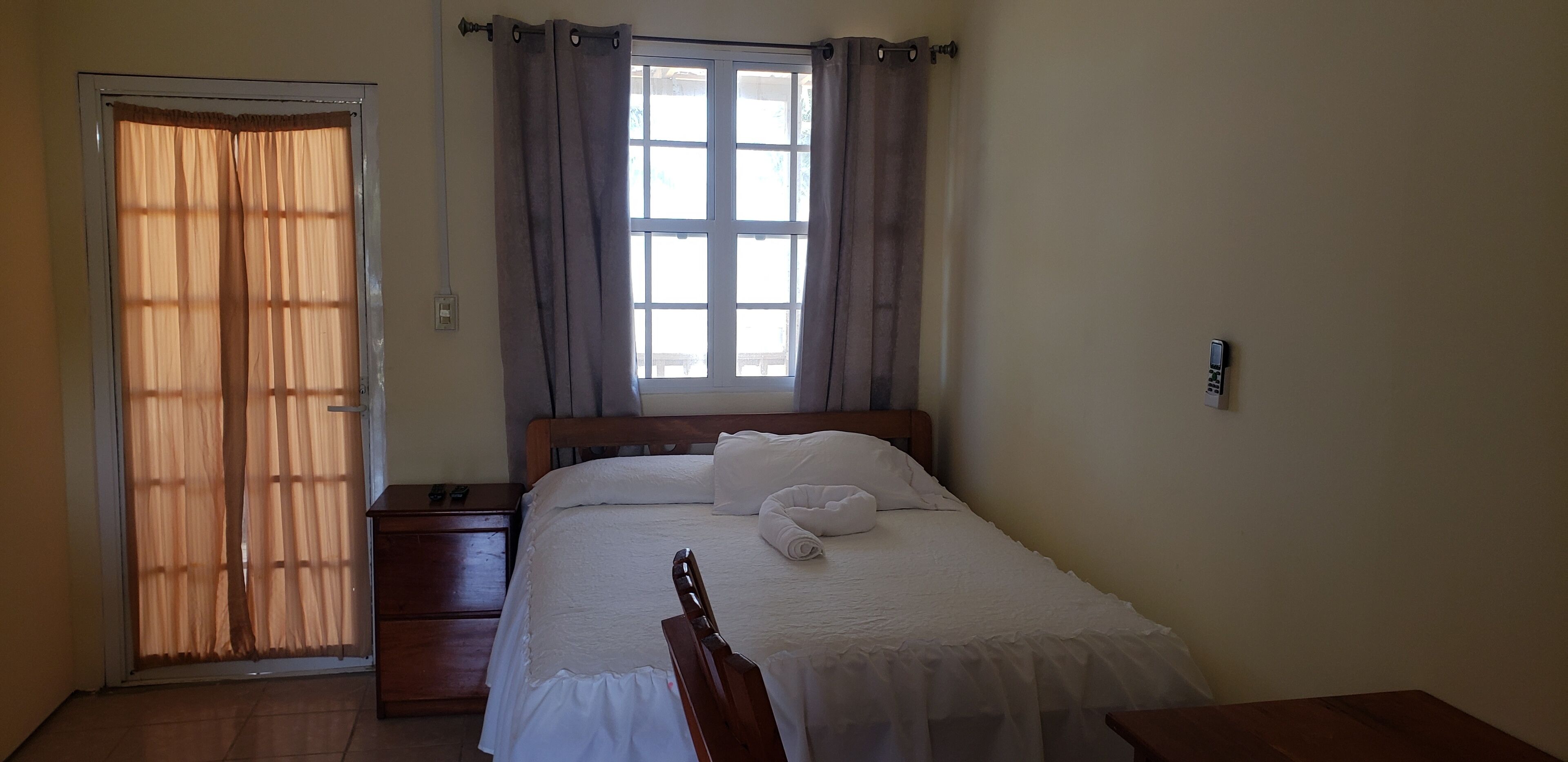 1 bedroom, pillow-top beds, minibar, desk