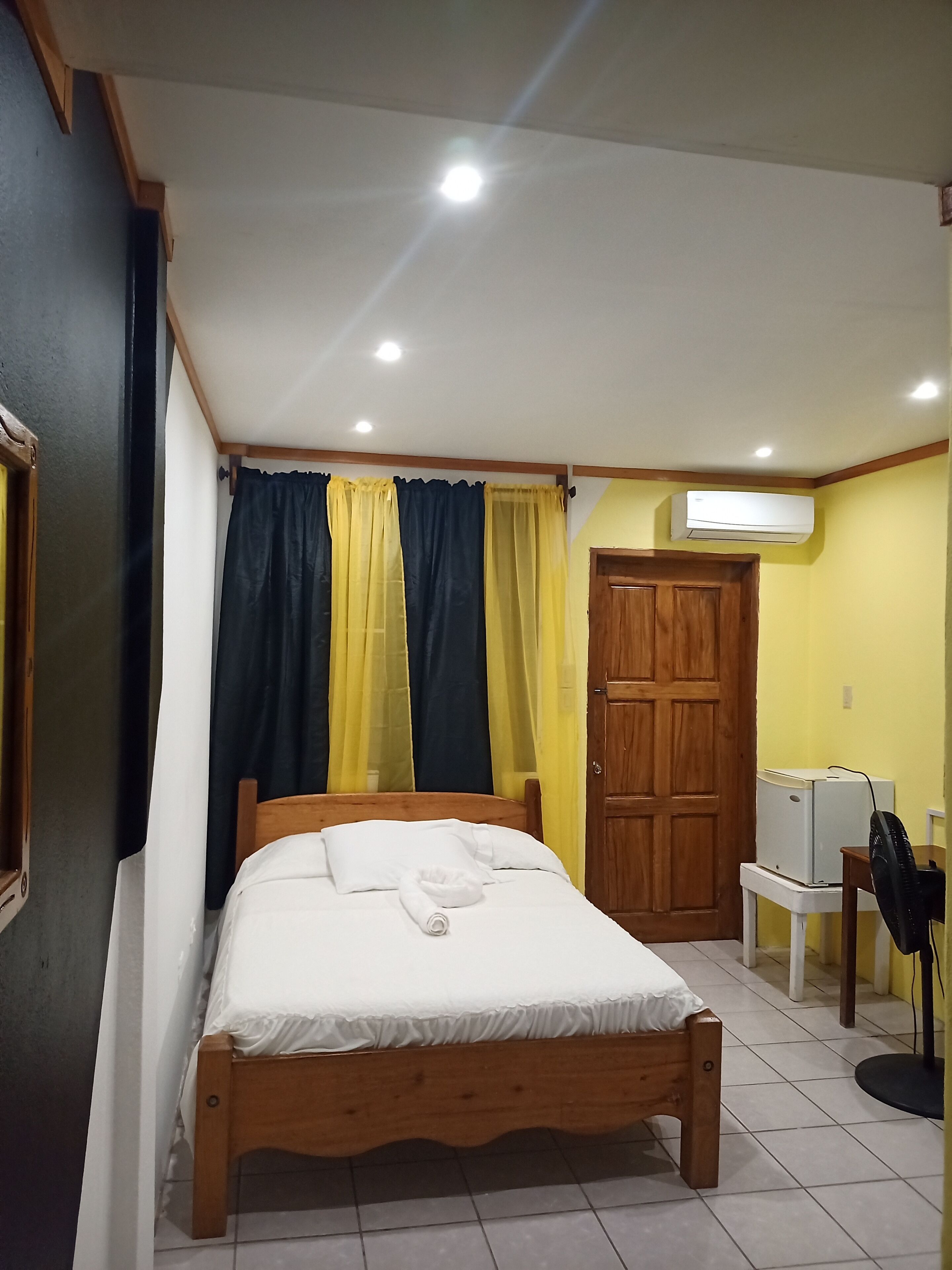 Standard Tek Kişilik Oda, 1 Büyük (Queen) Boy Yatak | Yast ık yüzeyli yatak, minibar, masa, dizüstü bilgisayar çalışma alanı 