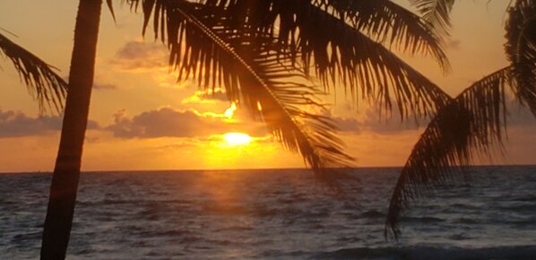 Privatstrand, weißer Sandstrand, Volleyball