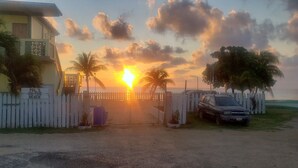 Una entrada cerrada con un letrero que dice "PAL'S ON THE BEACH" que da acceso a una zona de playa.