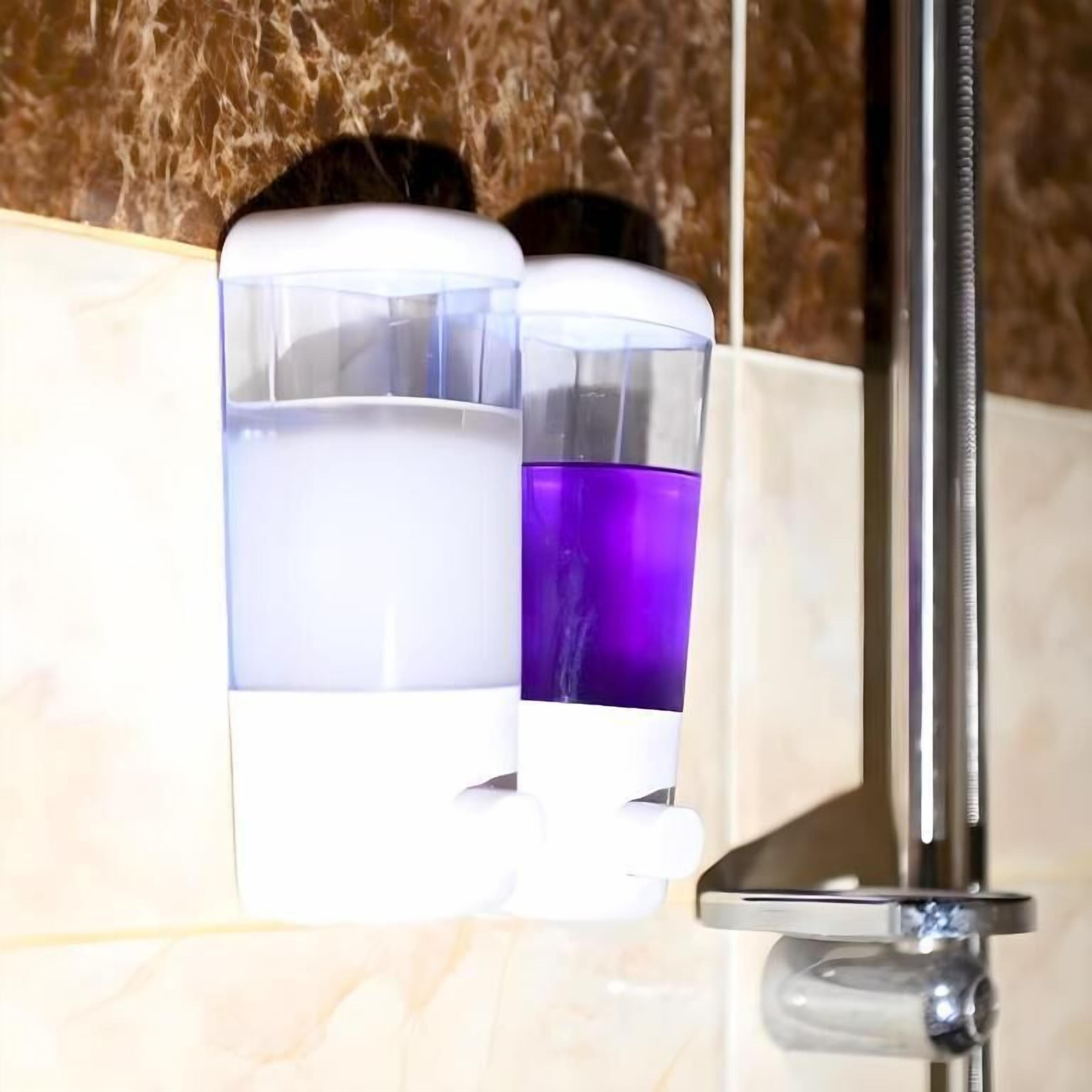 Ducha con grifo cromado y dispensador de jabón fijado a la pared.