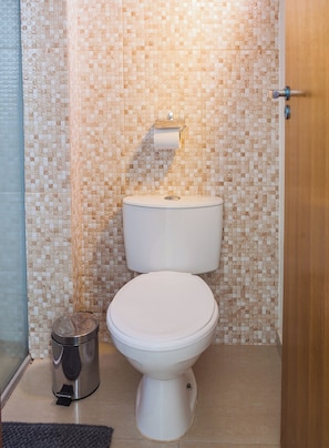 Chambre Triple (1 Double bed + 1 Single bed) | Salle de bain | Douche, serviettes fournies