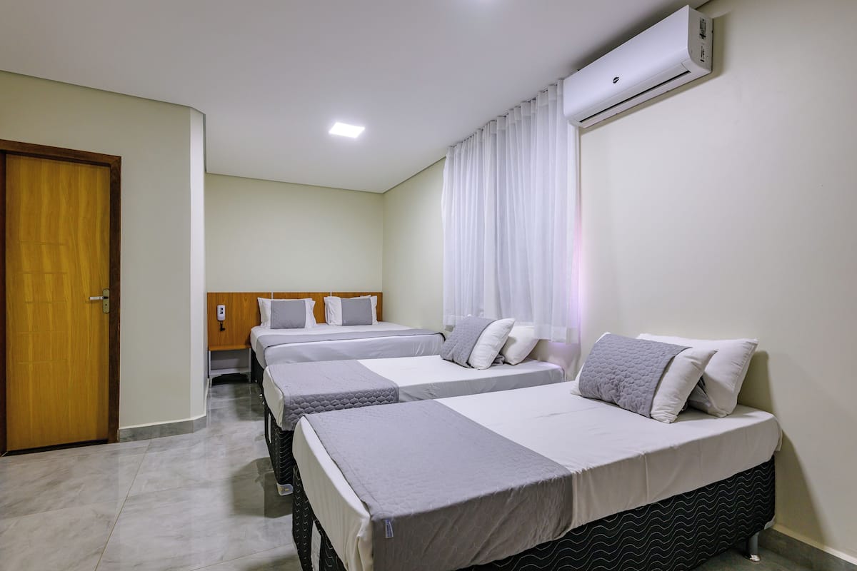 Chambre Quadruple (1 Double bed + 2 Single beds) | Minibar, chambres insonorisées, Wi-Fi gratuit, draps fournis