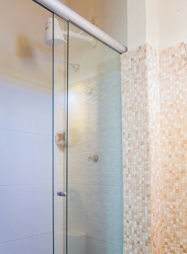 Chambre Triple (1 Double bed + 1 Single bed) | Salle de bain | Douche, serviettes fournies