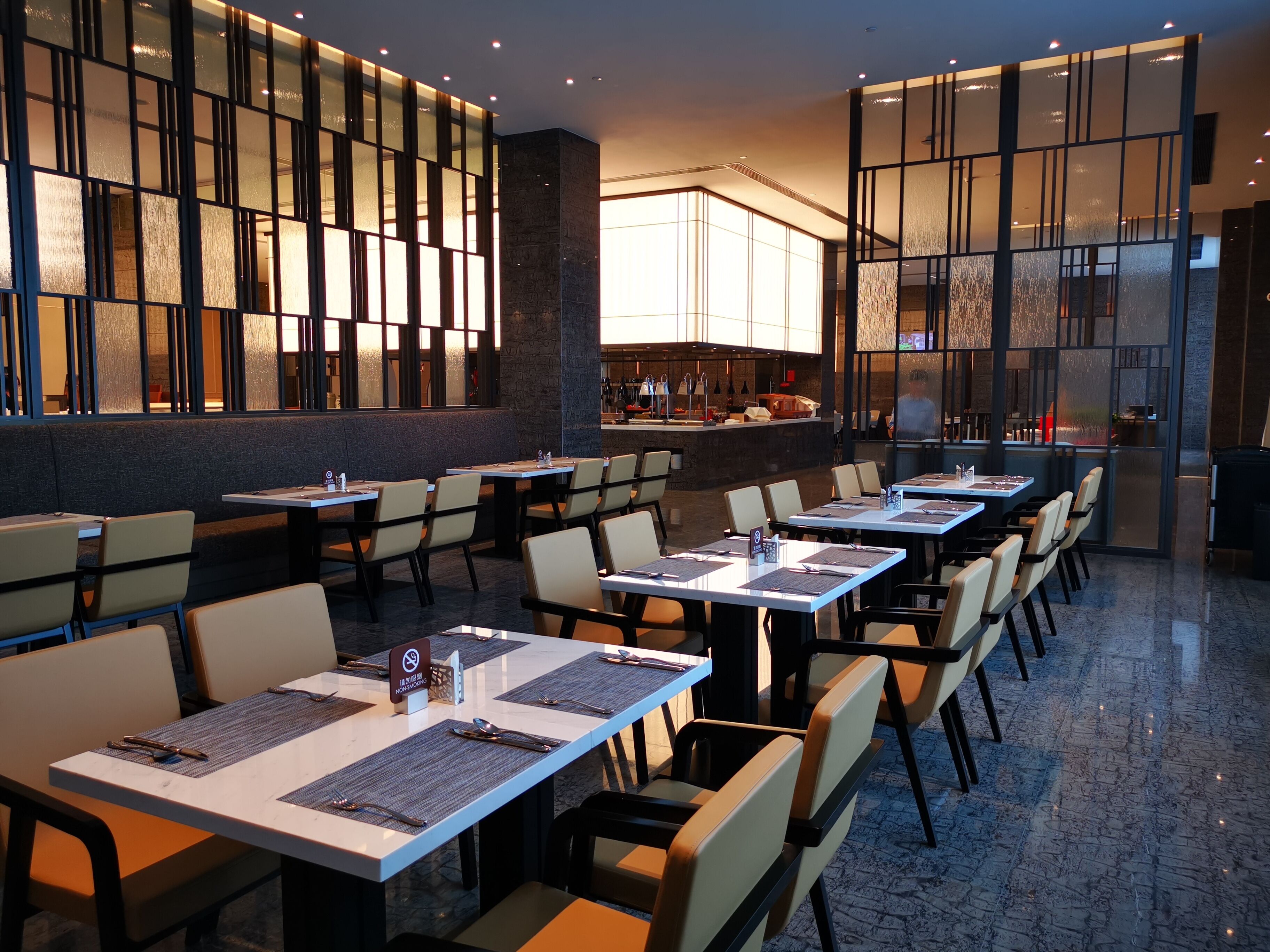 Buffet breakfast on weekdays (CNY 108 per person)