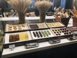 Buffet breakfast for a fee on weekdays